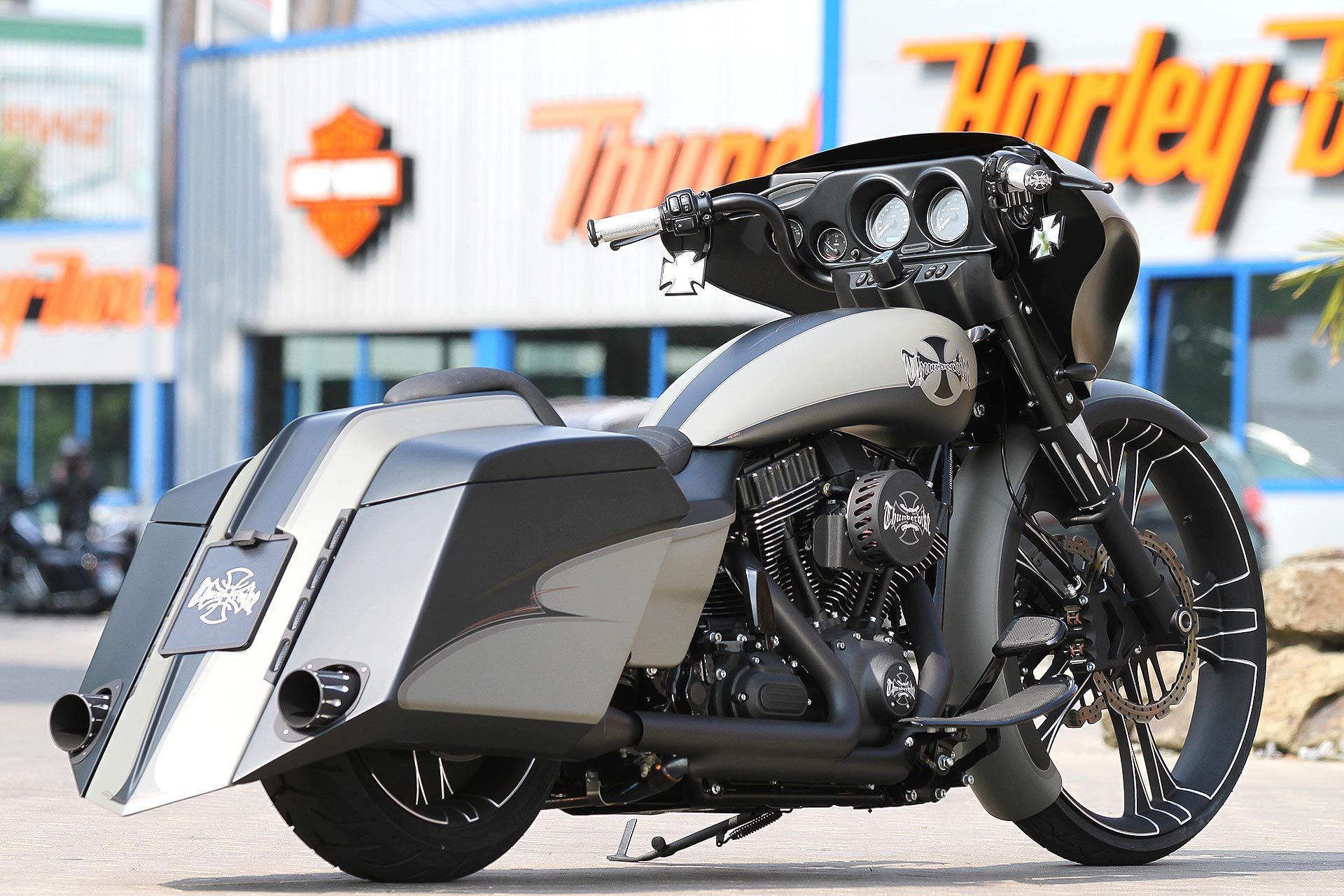 Thunderbike Silver White • H-D Street Glide FLHX Custom Umbau