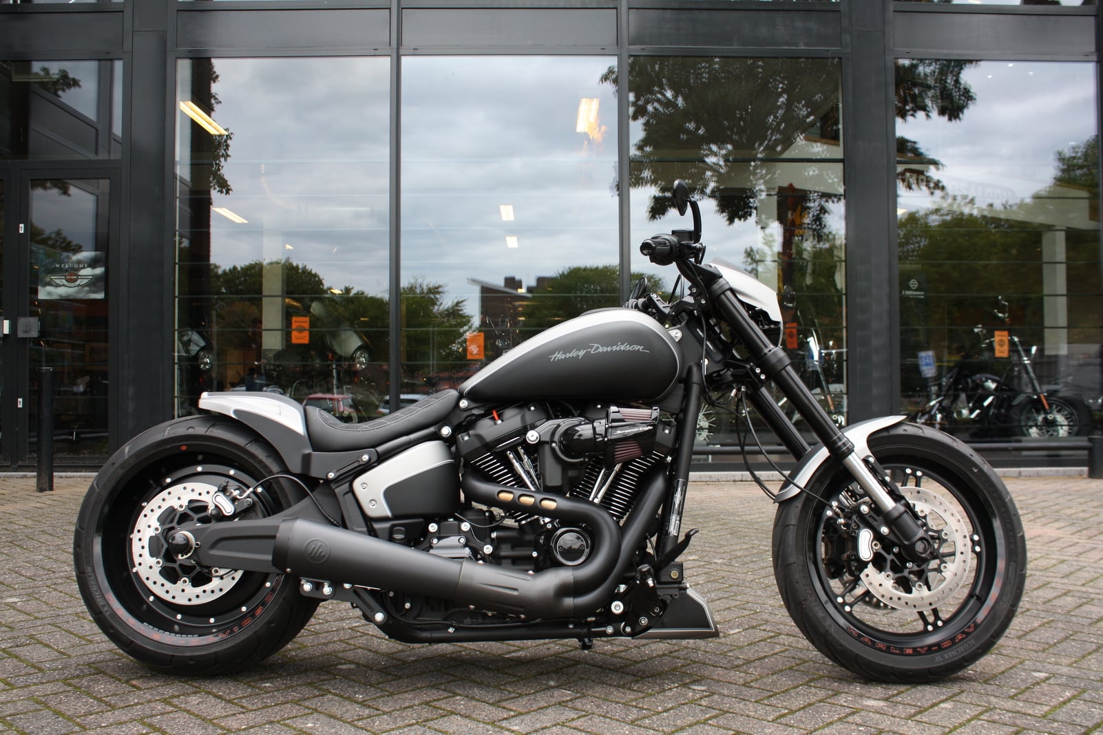 Harley Davidson Motor Saloon Bv Thunderbike