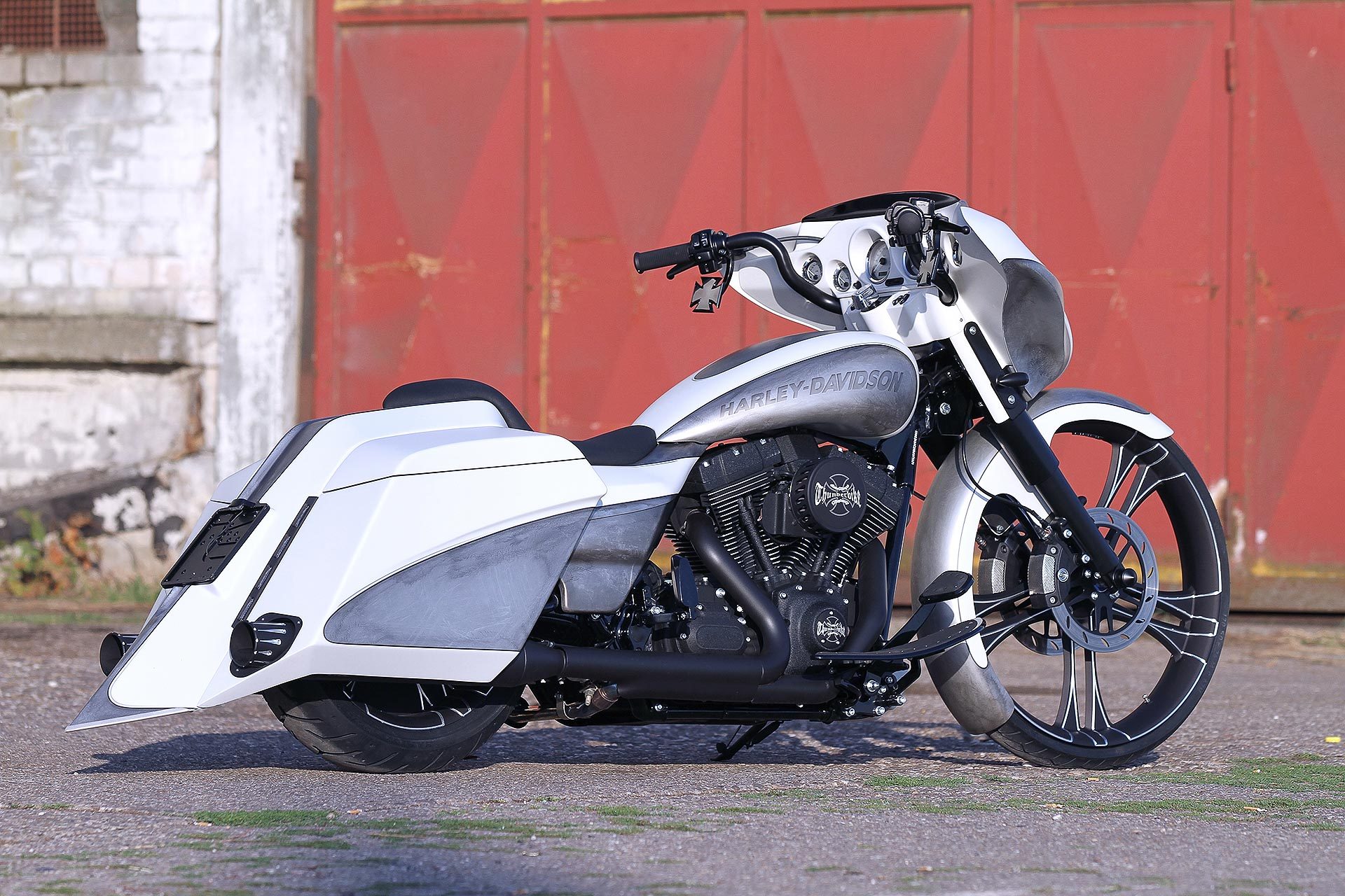 Thunderbike Silver White • H-D Street Glide FLHX Custom Umbau